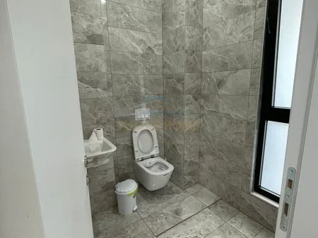 Tirane, jepet me qera ambjent biznesi Kati 1, 110 m² 1.000 € (21 DHJETORI)