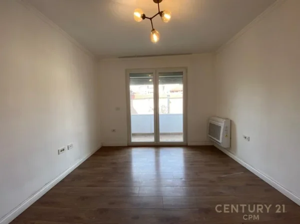 Tirane, jepet me qera ambjent biznesi Kati 3, 100 m² 800 € (Mine Peza)