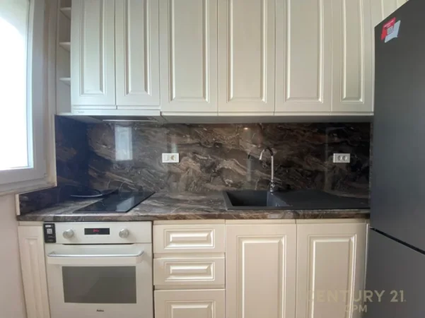 Tirane, jepet me qera ambjent biznesi Kati 3, 100 m² 800 € (Mine Peza)