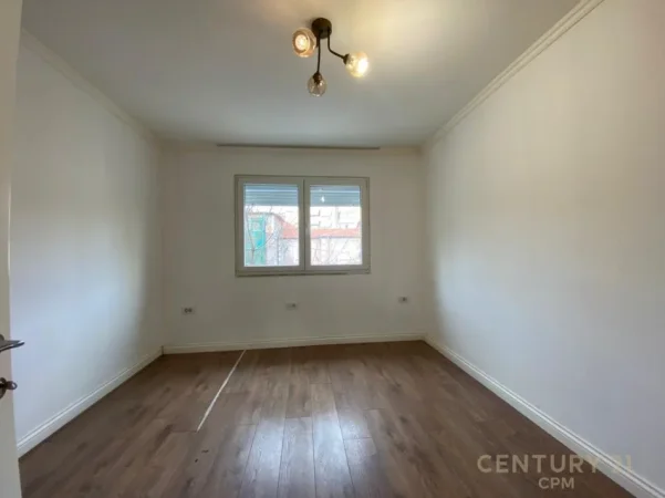 Tirane, jepet me qera ambjent biznesi Kati 3, 100 m² 800 € (Mine Peza)
