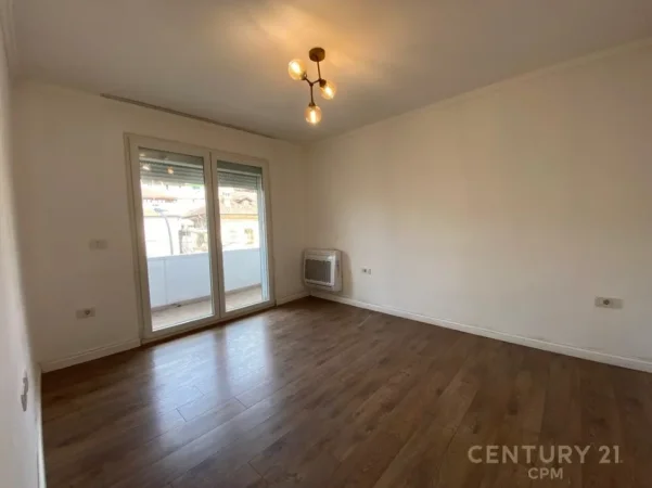 Tirane, jepet me qera ambjent biznesi Kati 3, 100 m² 800 € (Mine Peza)