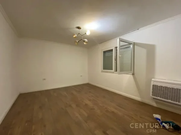 Tirane, jepet me qera ambjent biznesi Kati 3, 100 m² 800 € (Mine Peza)