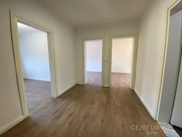 Tirane, jepet me qera ambjent biznesi Kati 3, 100 m² 800 € (Mine Peza)
