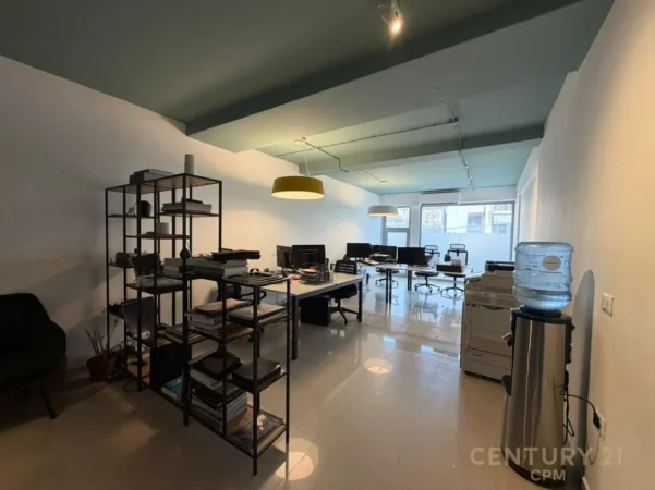 Tirane, jepet me qera zyre Kati 1, 77 m² 650 € (Pazari i Ri)