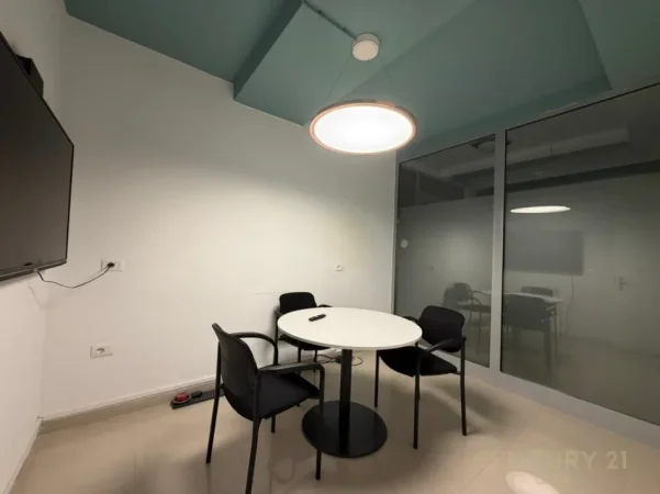 Tirane, jepet me qera zyre Kati 1, 77 m² 650 € (Pazari i Ri)