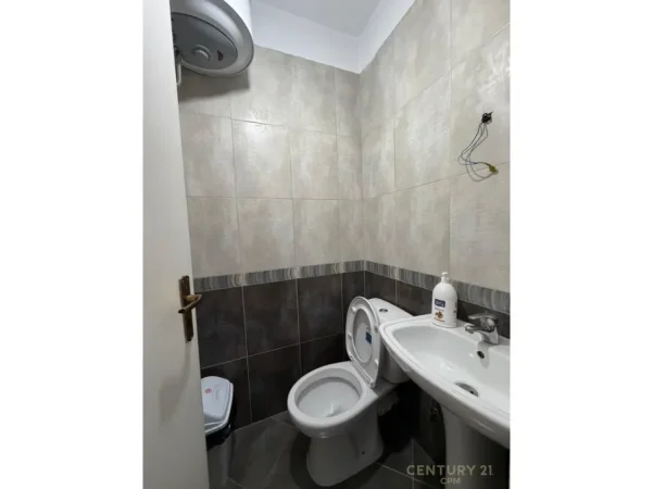 Tirane, jepet me qera zyre Kati 1, 77 m² 650 € (Pazari i Ri)