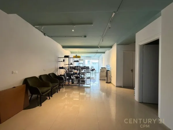 Tirane, jepet me qera zyre Kati 1, 77 m² 650 € (Pazari i Ri)