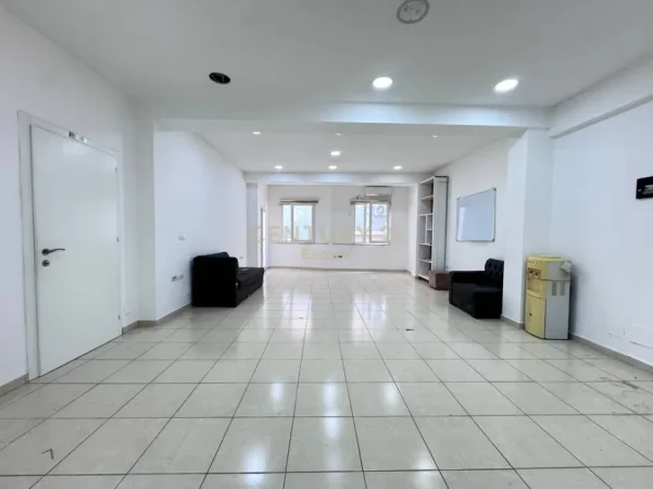 Tirane, jepet me qera ambjent biznesi Kati 1, 95 m² 900 € (Qender)