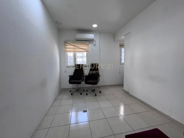 Tirane, jepet me qera ambjent biznesi Kati 1, 95 m² 900 € (Qender)