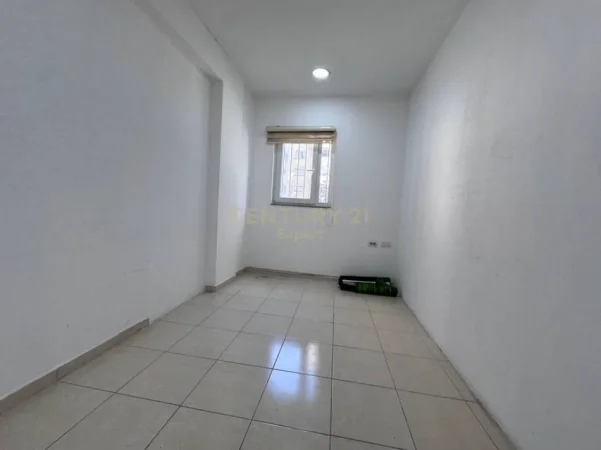 Tirane, jepet me qera ambjent biznesi Kati 1, 95 m² 900 € (Qender)