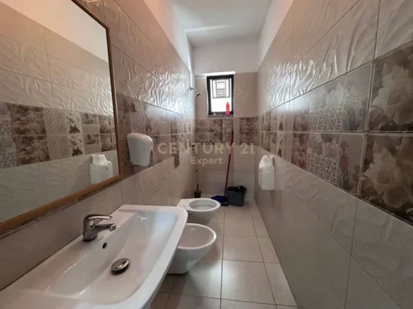 Tirane, jepet me qera ambjent biznesi Kati 1, 95 m² 900 € (Qender)