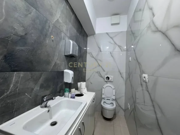 Tirane, jepet me qera ambjent biznesi Kati 1, 95 m² 900 € (Qender)