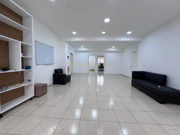 Tirane, jepet me qera ambjent biznesi Kati 1, 95 m² 900 € (Qender)