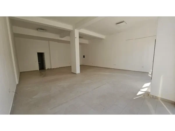 Tirane, jepet me qera ambjent biznesi Kati 0, 95 m² 1.500 € (Komuna e Parisit)