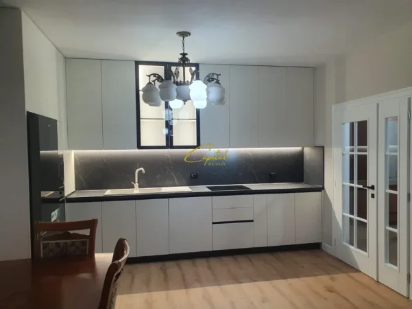 Tirane, jepet me qera apartament 2+1 Kati 7, 130 m² 850 € (ZOGU I ZI)