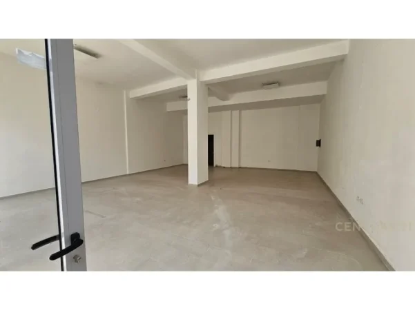 Tirane, jepet me qera ambjent biznesi Kati 0, 95 m² 1.500 € (Komuna e Parisit)