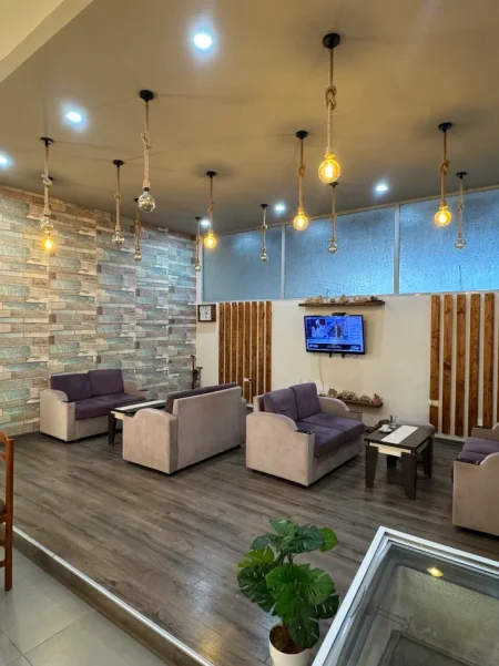 Tirane, jepet me qera bar-kafe Kati 0, 90 m² 600 € (kamez)