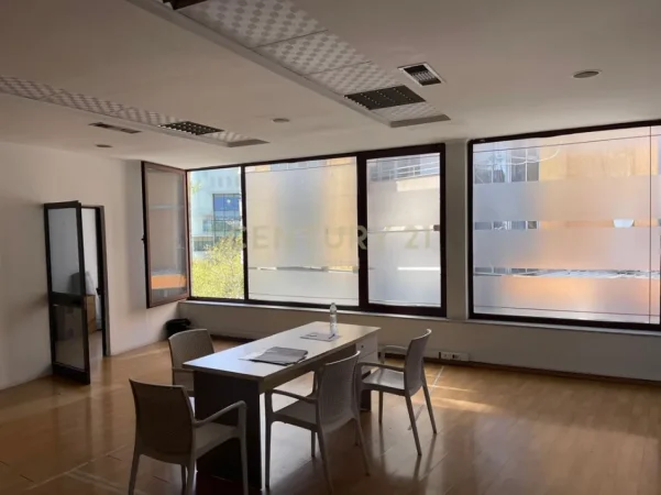 Tirane, jepet me qera zyre Kati 3, 90 m² 1.000 € (Perballe Parlamentit)