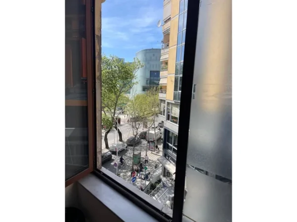 Tirane, jepet me qera zyre Kati 3, 90 m² 1.000 € (Perballe Parlamentit)