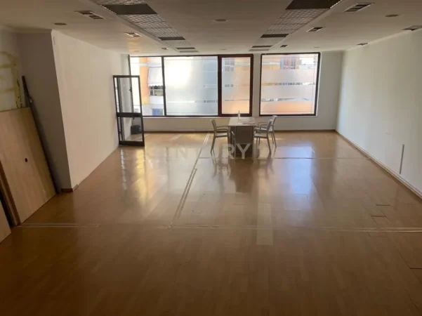 Tirane, jepet me qera zyre Kati 3, 90 m² 1.000 € (Perballe Parlamentit)