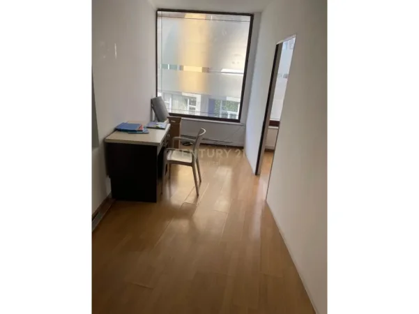 Tirane, jepet me qera zyre Kati 3, 90 m² 1.000 € (Perballe Parlamentit)