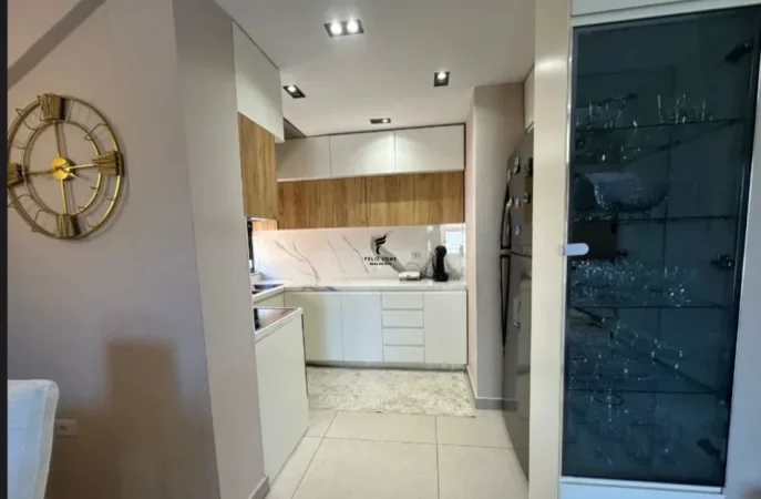 Tirane, jepet me qera apartament 2+1 Kati 3, 120 m² 750 € (XHAMLLIKU)
