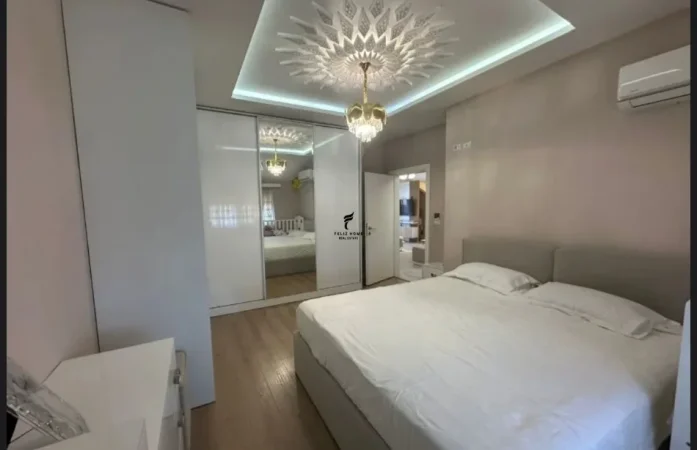 Tirane, jepet me qera apartament 2+1 Kati 3, 120 m² 750 € (XHAMLLIKU)