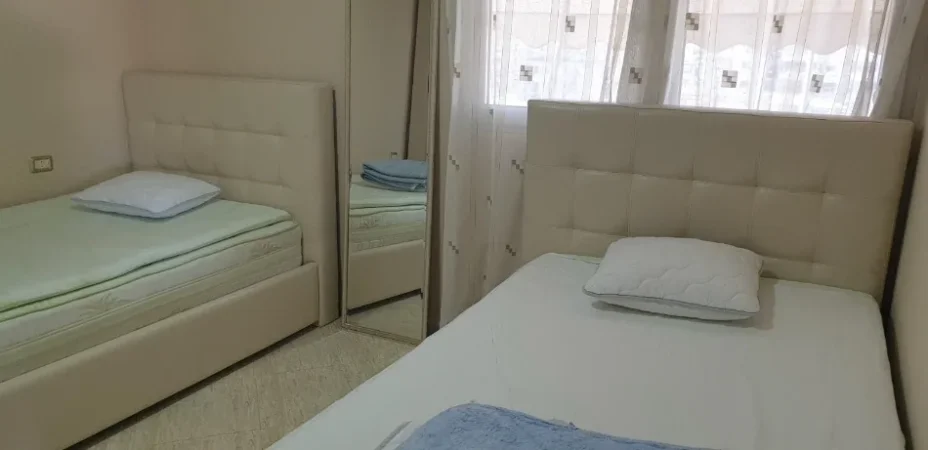 Tirane, jepet me qera apartament 1+1+Ballkon Kati 5, 85 m² 420 € (PEDIATRIA)