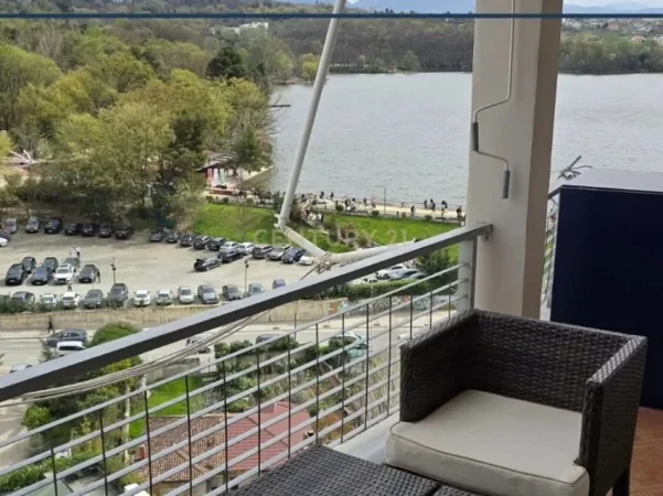 Tirane, jepet me qera apartament 2+1+Ballkon Kati 11, 92 m² 