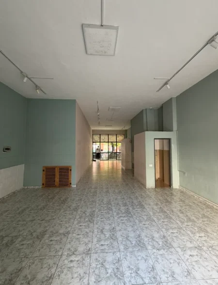 Tirane, jepet me qera dyqan Kati 0, 82 m² 800 € (rruga 5 maji)