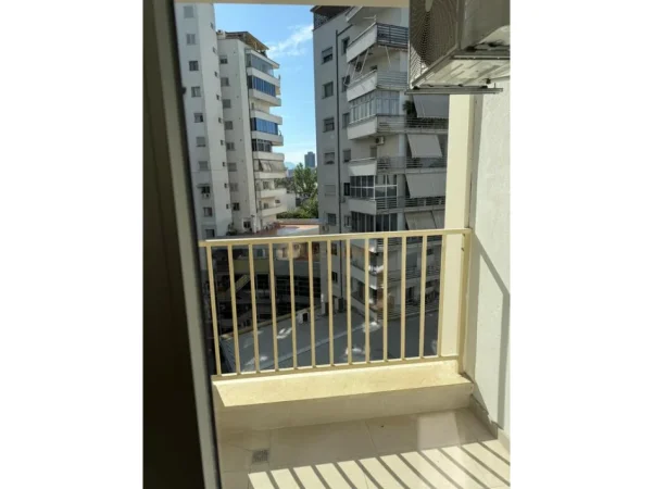 Tirane, jepet me qera apartament 1+1 Kati 7, 62 m² 700 € (ZOGU I ZI)