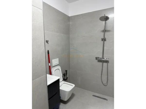 Tirane, jepet me qera apartament 1+1 Kati 7, 62 m² 700 € (ZOGU I ZI)