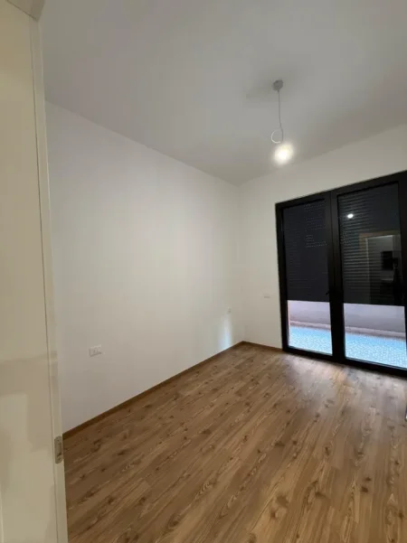 Tirane, jepet me qera zyre Kati 3, 87 m² 700 € (Delijorgji)