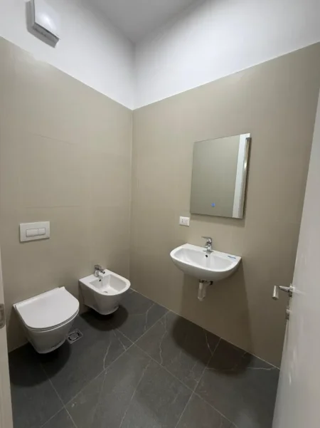 Tirane, jepet me qera zyre Kati 3, 87 m² 700 € (Delijorgji)