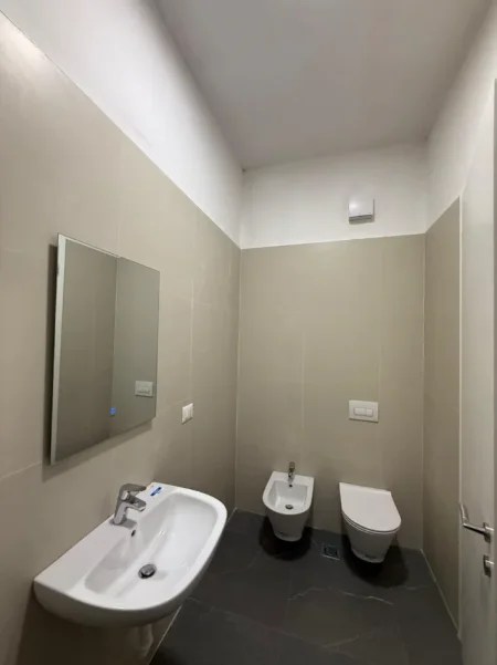 Tirane, jepet me qera zyre Kati 3, 87 m² 700 € (Delijorgji)