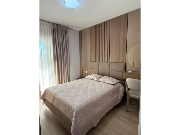 Tirane, jepet me qera apartament 1+1 Kati 7, 64 m² 700 € (ZOGU I ZI)