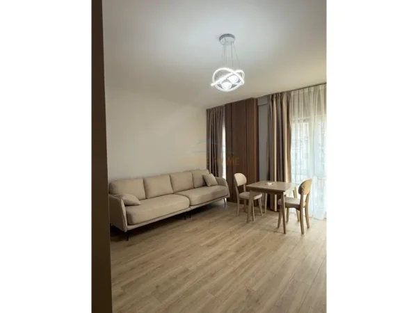 Tirane, jepet me qera apartament 1+1 Kati 7, 64 m² 700 € (ZOGU I ZI)
