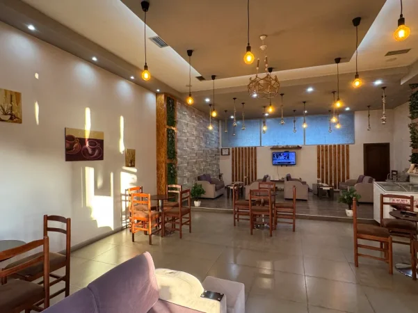 Tirane, jepet me qera bar-kafe Kati 0, 90 m² 600 € (kamez)