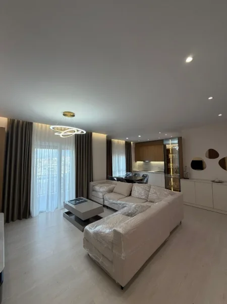 Tirane, jepet me qera apartament 1+1+Ballkon Kati 5, 78 m² 700 € (Xhamllik)