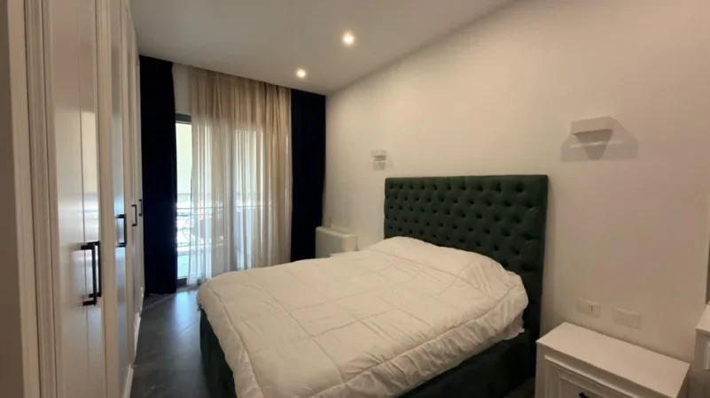 Tirane, jepet me qera apartament 2+1 , 1400 € (square 21 , globe)