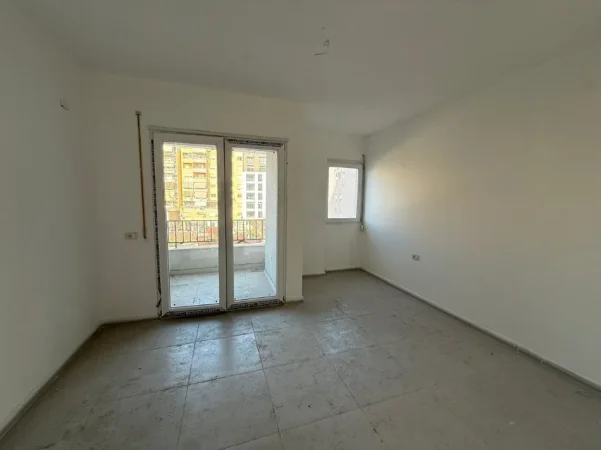Tirane, shitet apartament 1+1+Ballkon Kati 3, 77 m² 205.371 € (Pazari i Ri)