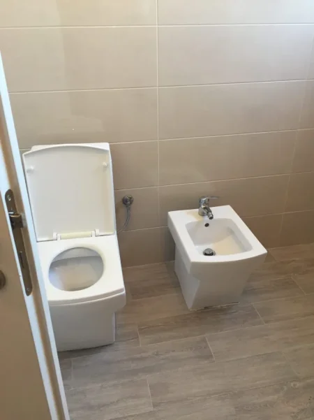 Tirane, jepet me qera apartament 1+1 Kati 4, 67 m² 450 € (FRESK)