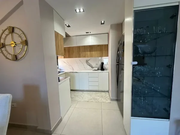 Tirane, jepet me qera apartament 2+1 Kati 3, 85 m² 750 € (Porcelani)