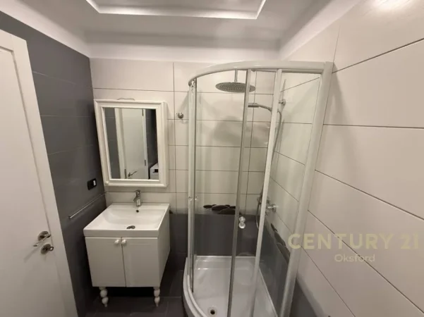 Tirane, jepet me qera apartament 1+1+Ballkon Kati 8, 61 m² 899 € 