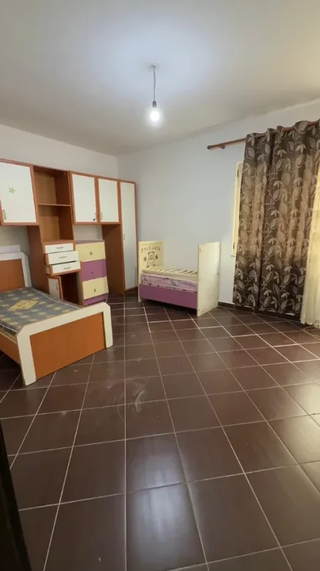 Tirane, jepet me qera apartament 3+1 , 600 € (astir, unaza e re)