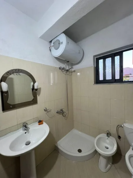 Tirane, jepet me qera apartament 1+1 Kati 2, 60 m² 400 € (Rruga 5 Maji)