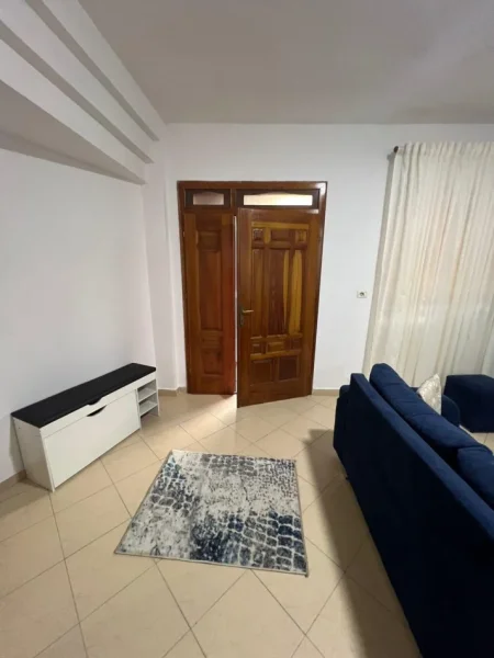 Tirane, jepet me qera apartament 1+1 Kati 2, 60 m² 400 € (Rruga 5 Maji)