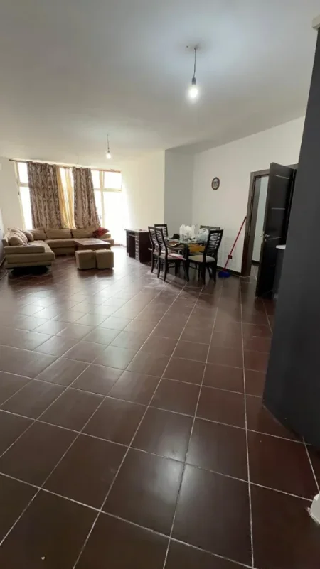 Tirane, jepet me qera apartament 3+1 , 600 € (Yzberisht)