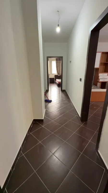 Tirane, jepet me qera apartament 3+1 , 600 € (Kashar)