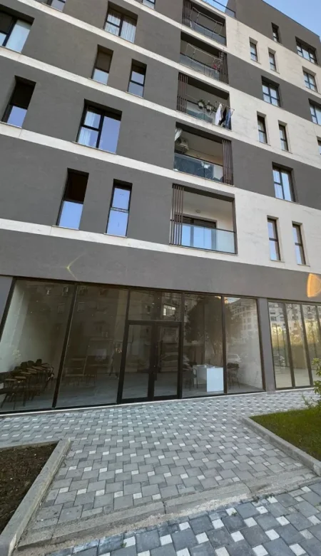 Tirane, jepet me qera dyqan Kati 0, 84 m² 1.300 € (ALI DEMI)